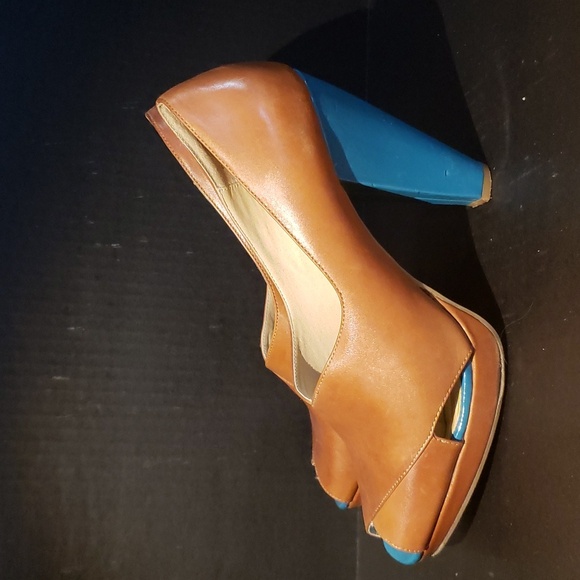 Kenneth Cole Reaction Peep Toe Platform Pump - Picture 3 of 10